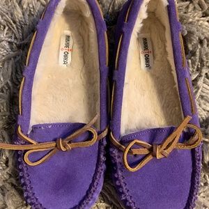 MINNETONKA youth slippers, size 4